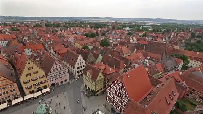 平移镜头: 空中行人拥挤的Rothenburg ob der Tauber Bavaria，德国