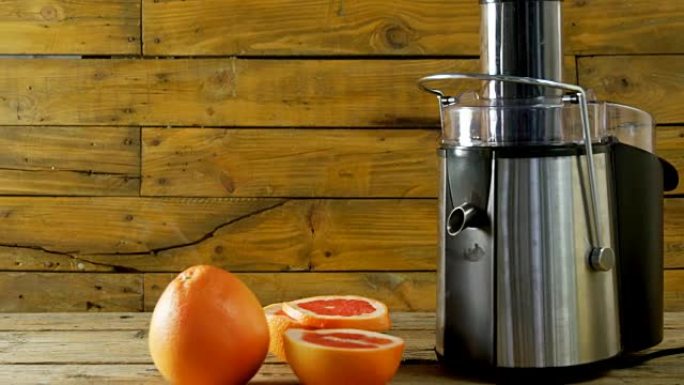 木桌4k上的葡萄柚和果汁机