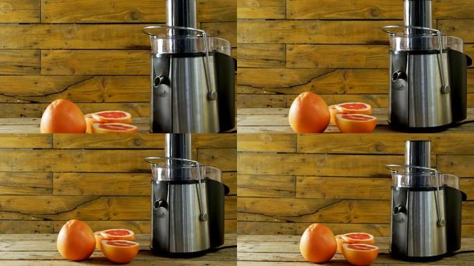 木桌4k上的葡萄柚和果汁机