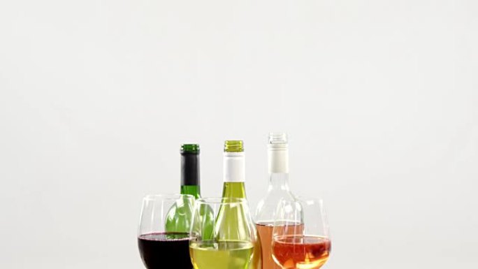 木板上的葡萄和葡萄酒