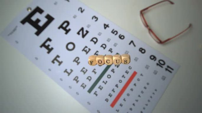 骰子拼出焦点落在眼镜旁边的眼睛测试上