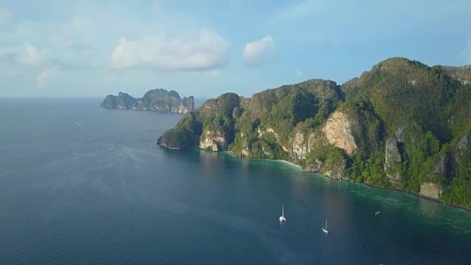 空中: 夏季飞越平静的绿松石海洋和旅游观光船