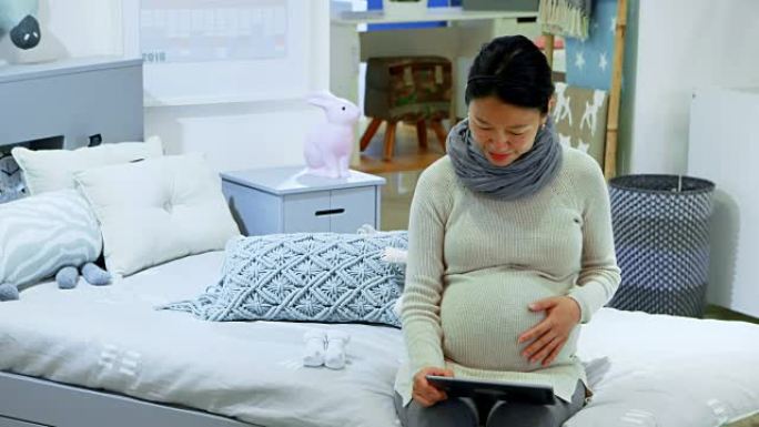 孕妇在家使用数字平板电脑4k