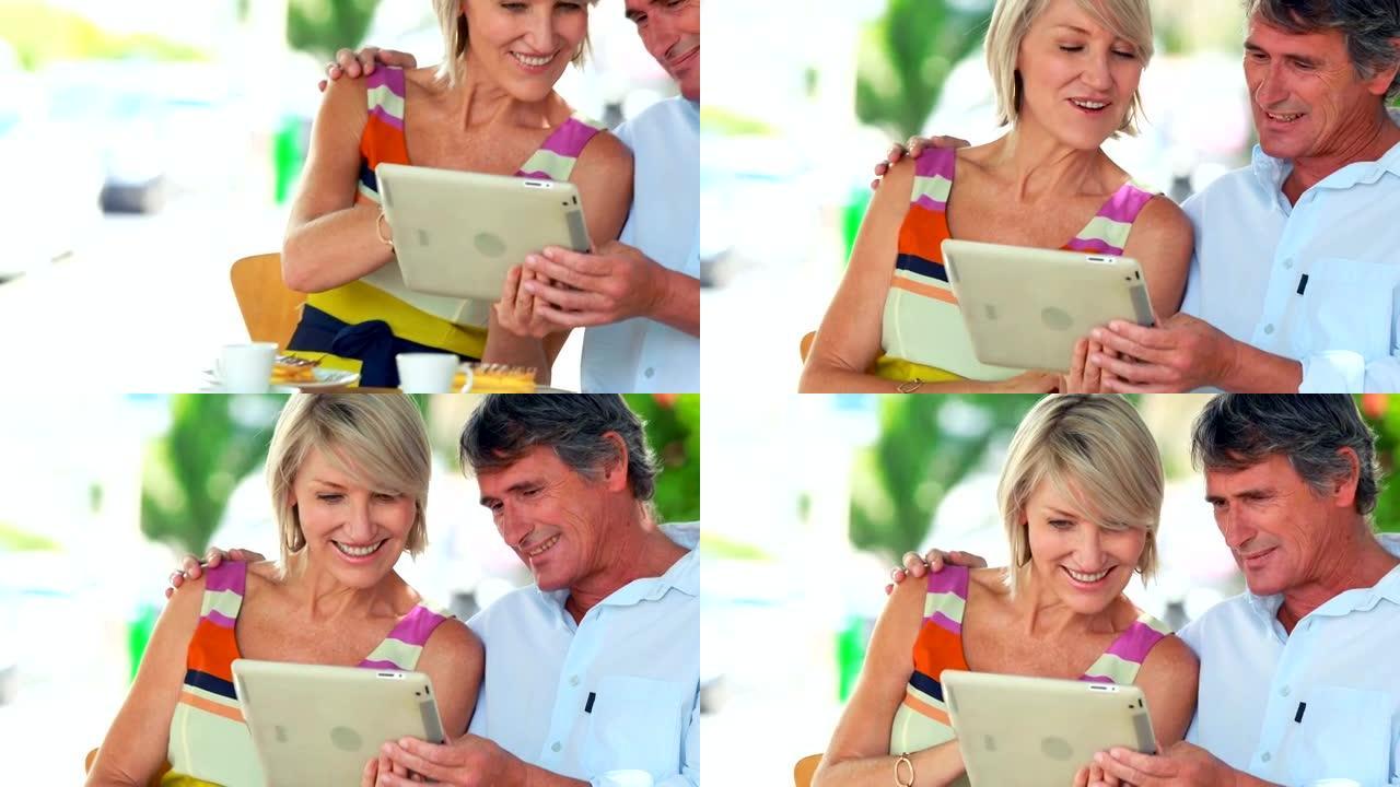 微笑的夫妇使用平板电脑