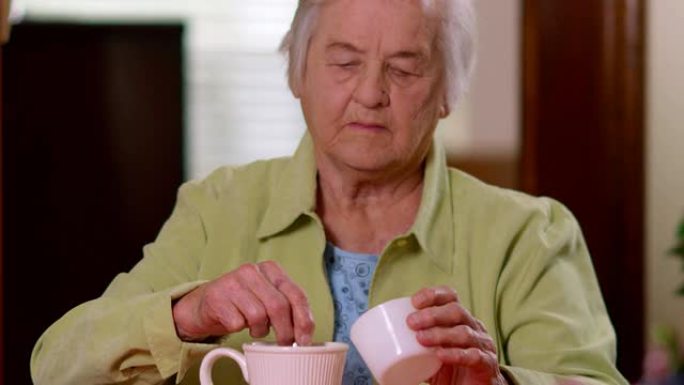 喝咖啡的老年妇女