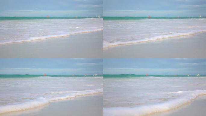 特写: 美丽的翡翠海浪泡沫洗涤令人惊叹的光滑沙滩