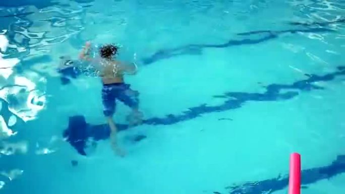 可爱的小男孩在游泳池里游泳