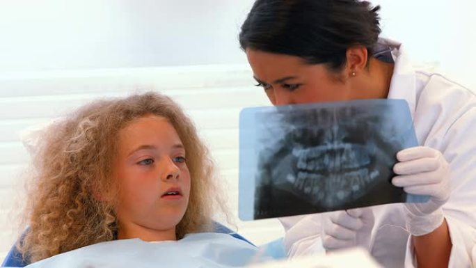 牙医给病人看牙齿x光