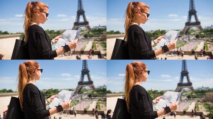 巴黎游客持有地图，站在特罗卡德罗，可以看到埃菲尔铁塔