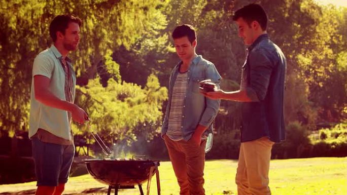 公园里的三个朋友在烧烤