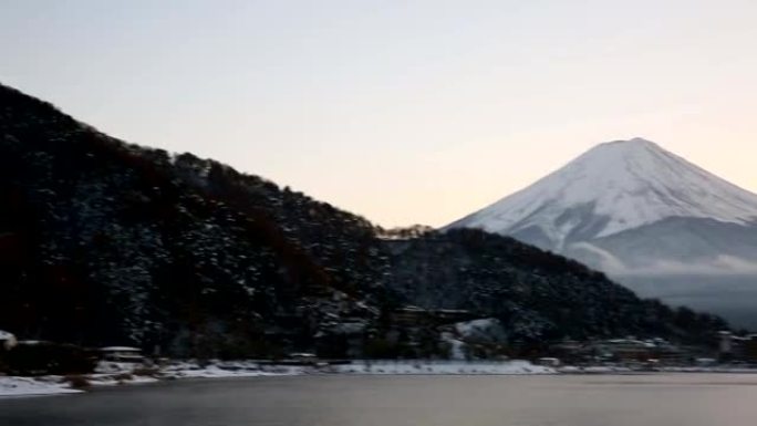 平移: 日本山梨湖的藤山日落