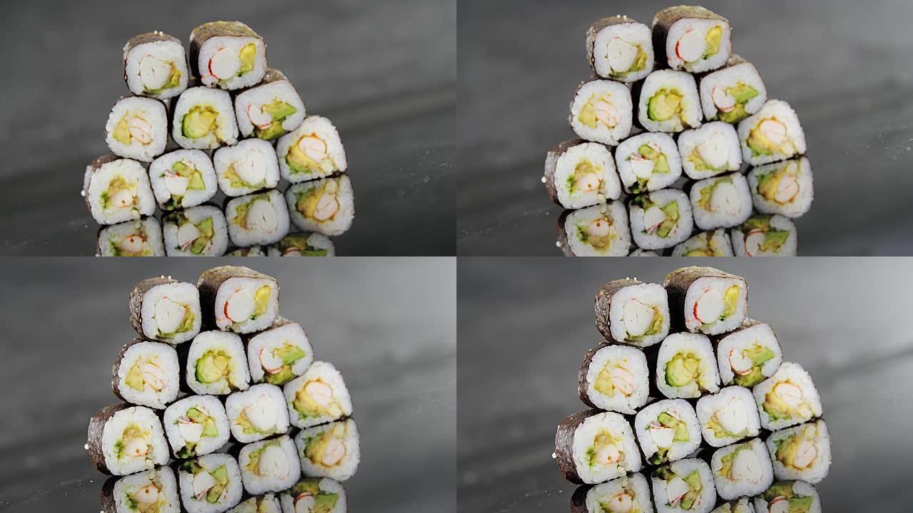 黑色背景上的maki寿司堆叠