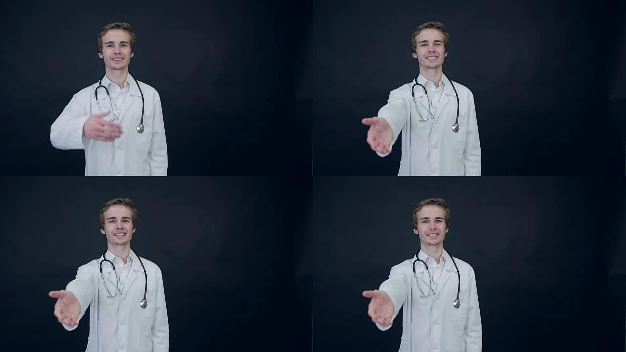 微笑的医生伸出援手，站在黑色背景上。包装照片