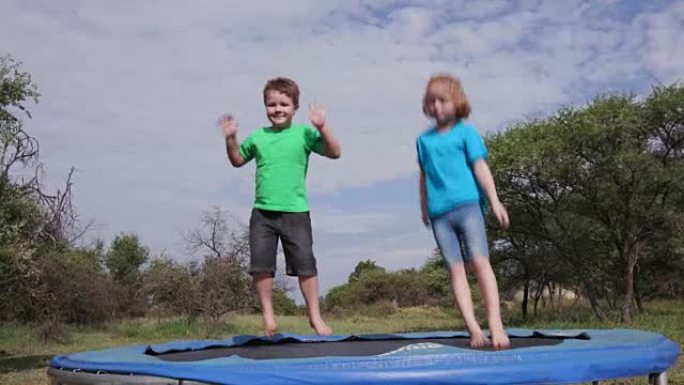 4k两个快乐的孩子在蹦床上跳跃