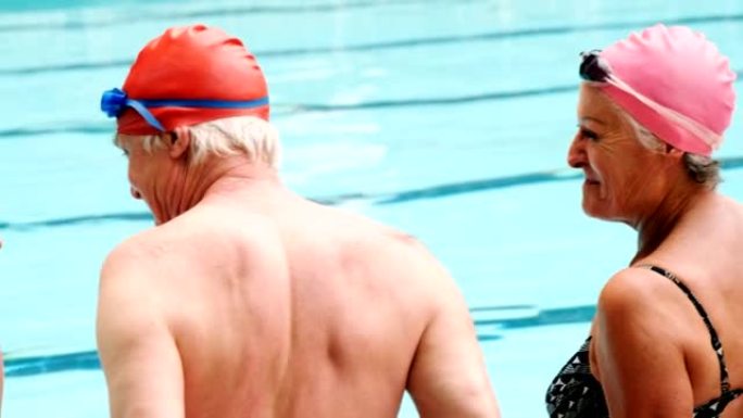 老年人在游泳池边互动时放松