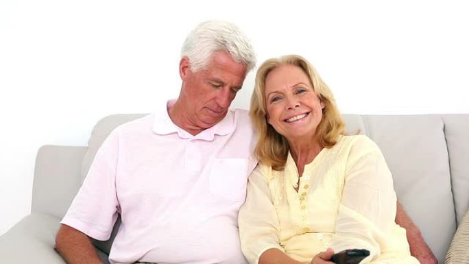 退休夫妇在沙发上看电视