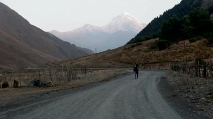 山地冒险。年轻女子旅行