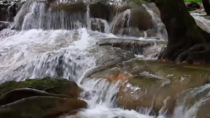 在森林里美丽的瀑布的4K镜头特写，帕达瀑布