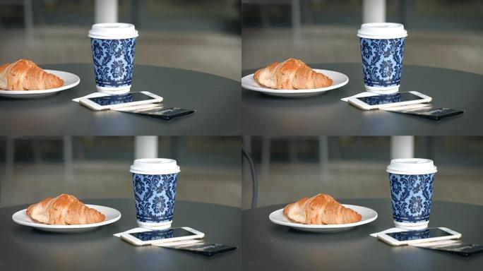 桌上的咖啡和羊角面包