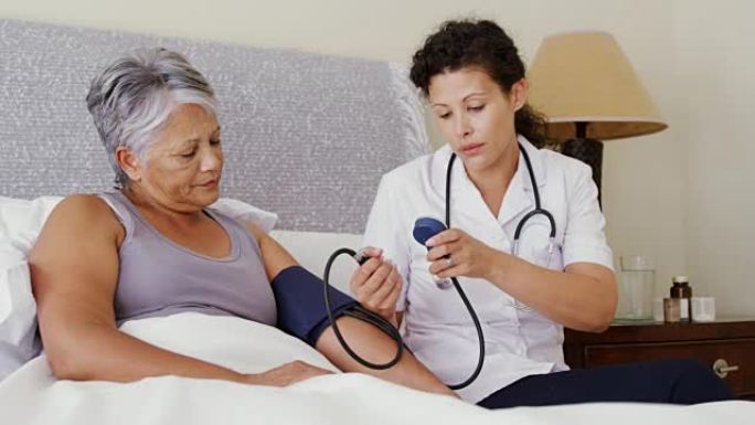女医生测量一名老年妇女的血压4k