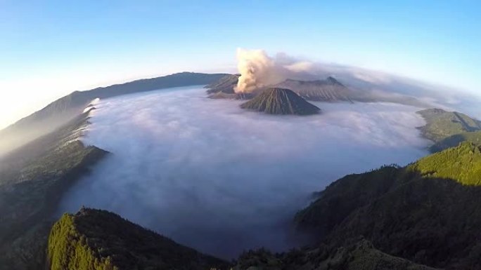 在日出时飞过布罗莫火山，位于印度尼西亚东爪哇的布罗莫腾格里国家公园的布罗莫火山的壮丽景色。