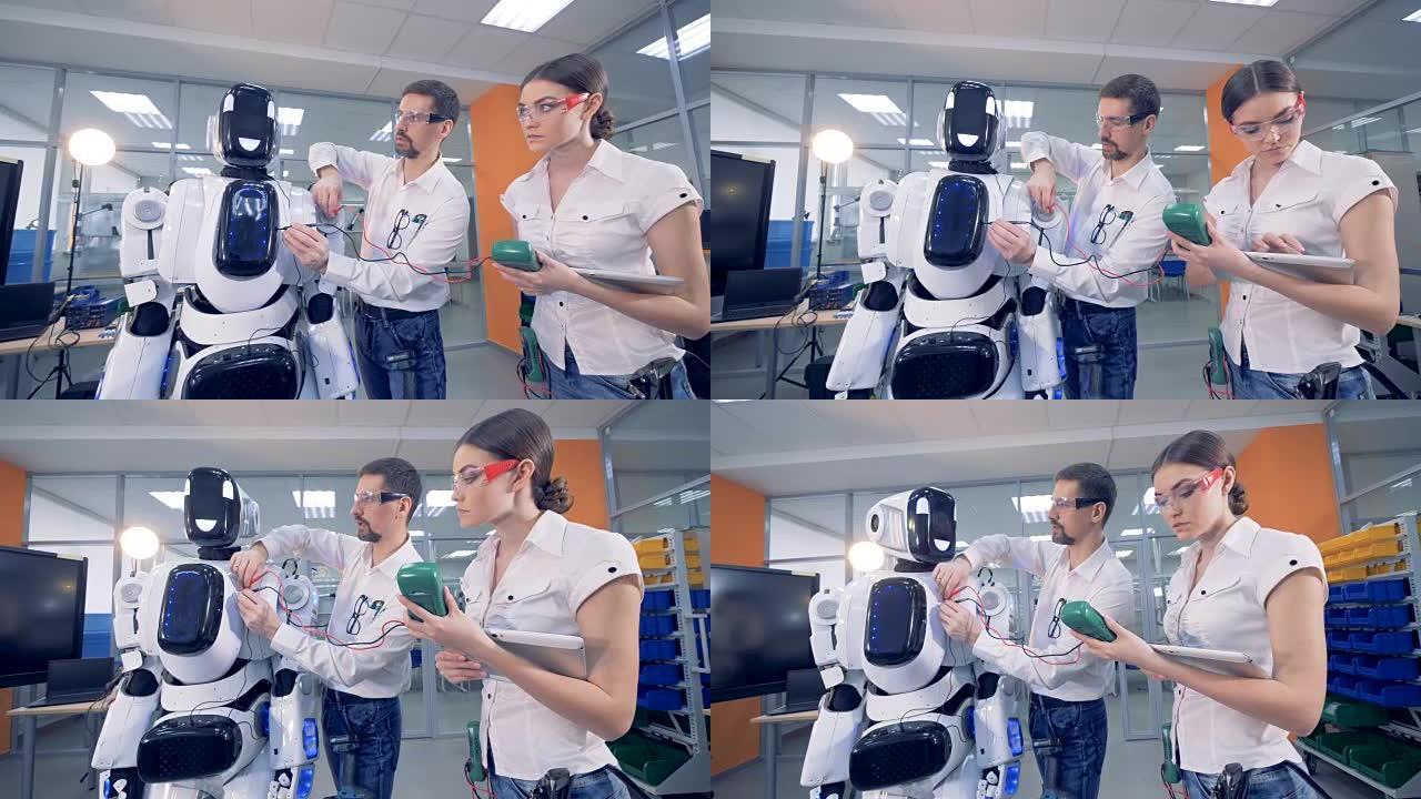 人们用安培计在机器人上工作。