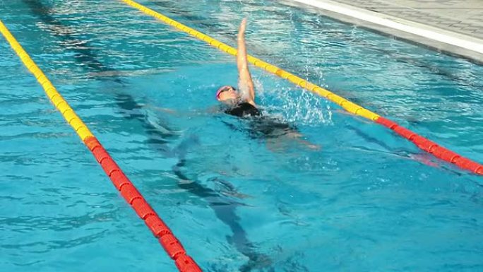 HD：年轻女子仰泳运动员