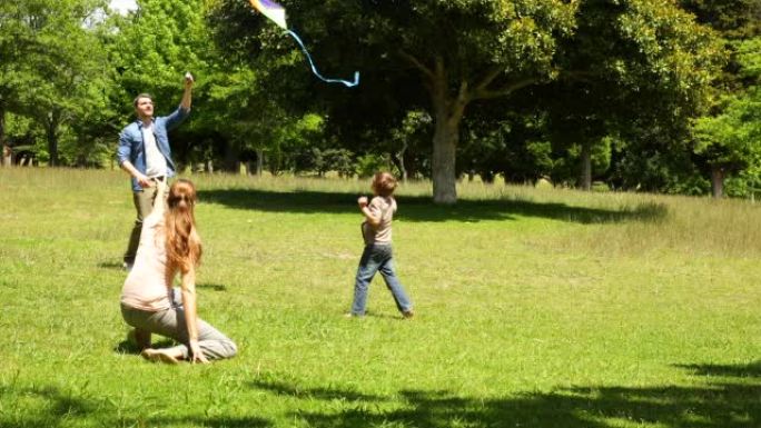 小男孩和父母在公园放风筝