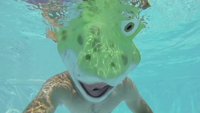 穿着青蛙服装的游泳运动员在水下游泳