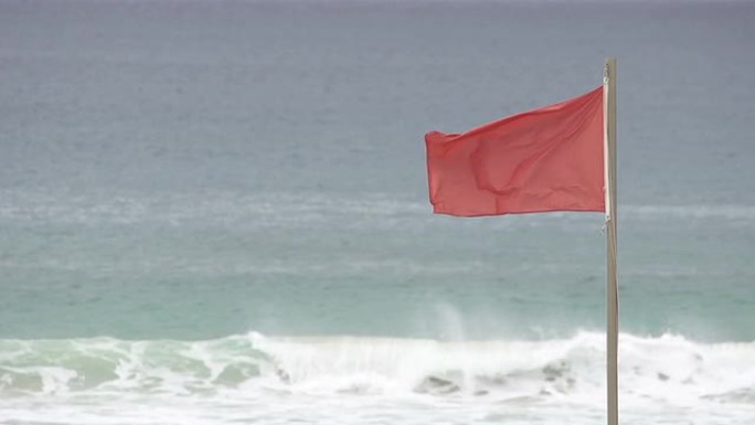 慢动作: 海滩上的红旗