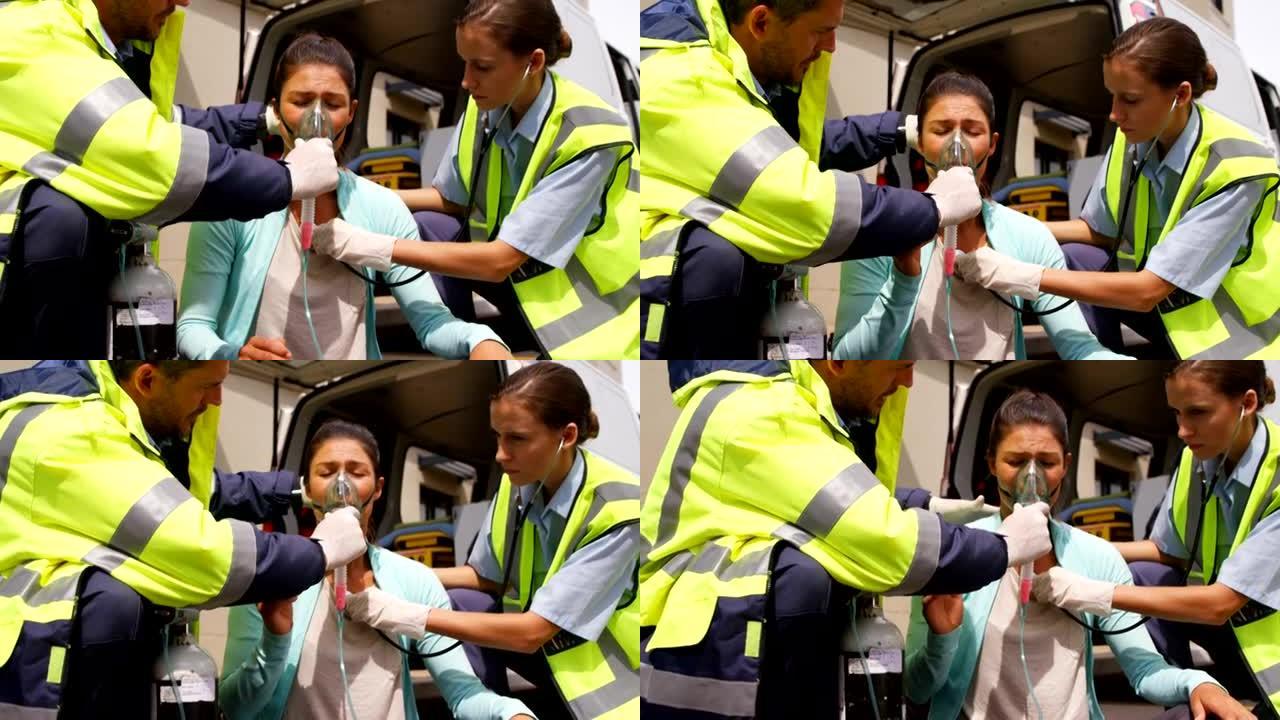 接受救护车队氧气面罩的患者