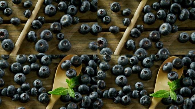 木质桌子上的新鲜蓝莓和薄荷4k