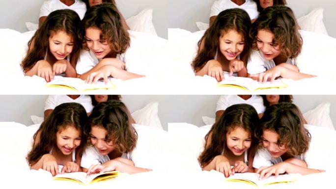 可爱的兄弟姐妹在父母的床上看书