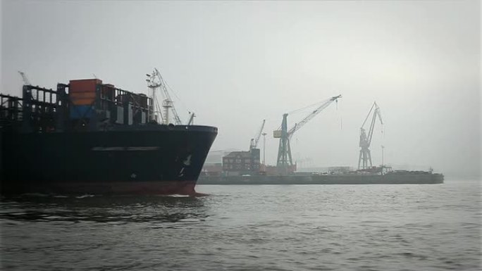 汉堡港，配有起重机和货船