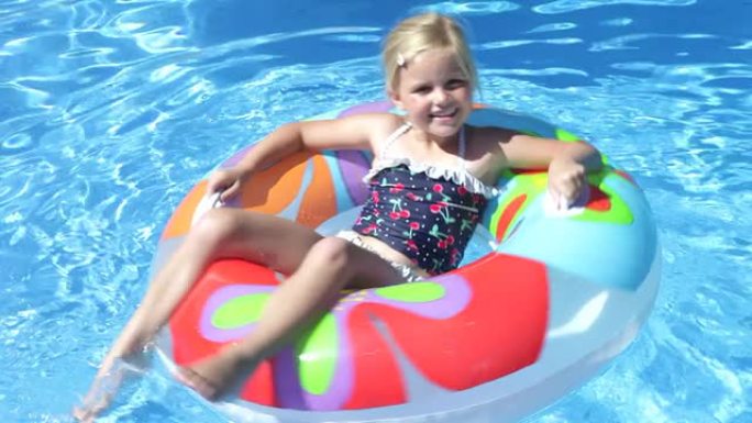 小女孩在游泳池里玩得开心
