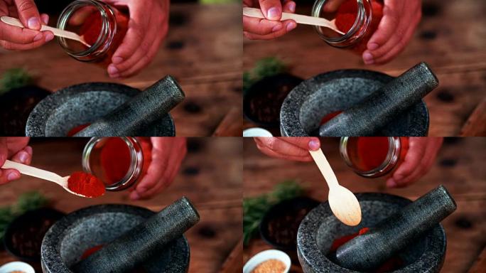 将辣椒粉添加到研钵和杵中，用于肉类调味