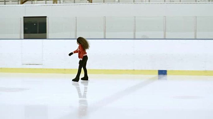 小运动员在室内溜冰场滑冰