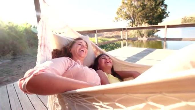 母女俩在带有太阳耀斑的吊床上放松