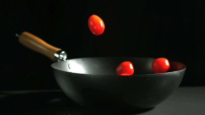 樱桃番茄落入炒锅