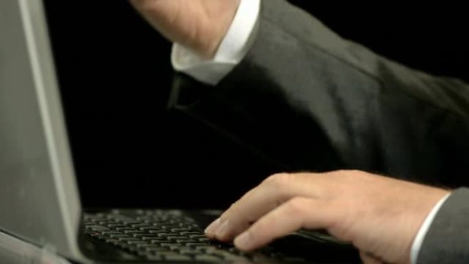高清超级慢动作: 商人用拳头打笔记本电脑