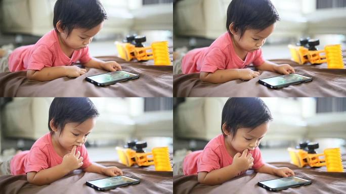 亚洲男婴看手机屏幕。