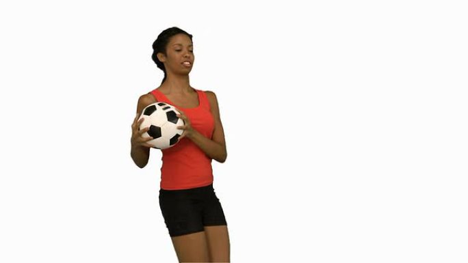 女人在白色屏幕上玩足球