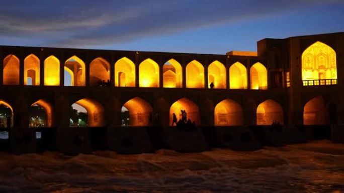 伊朗伊斯法罕的卡朱桥 (Pol-e Khaju) 夜景