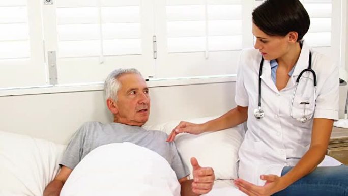 家庭护士与老年患者交谈