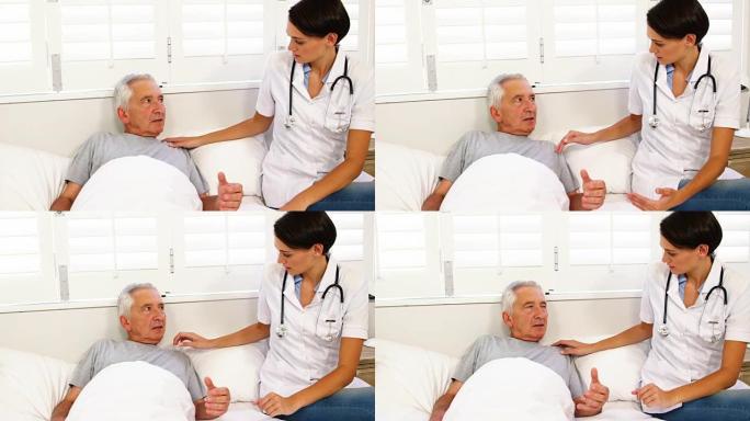 家庭护士与老年患者交谈