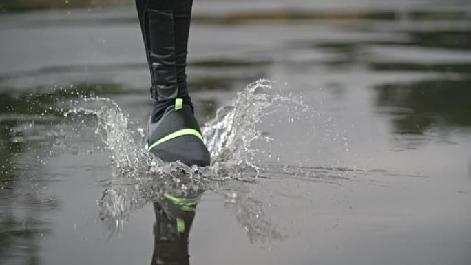 在雨中奔跑