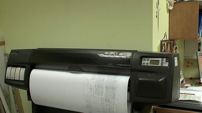 女人检查印刷过程