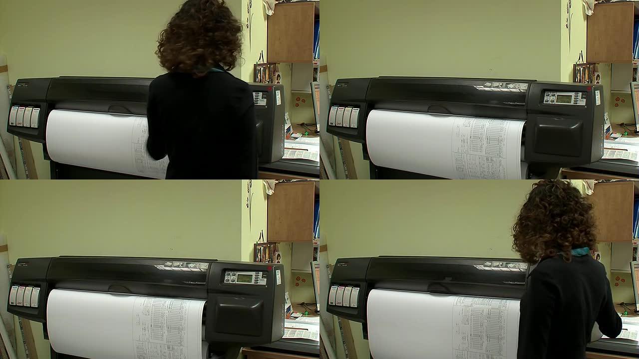 女人检查印刷过程
