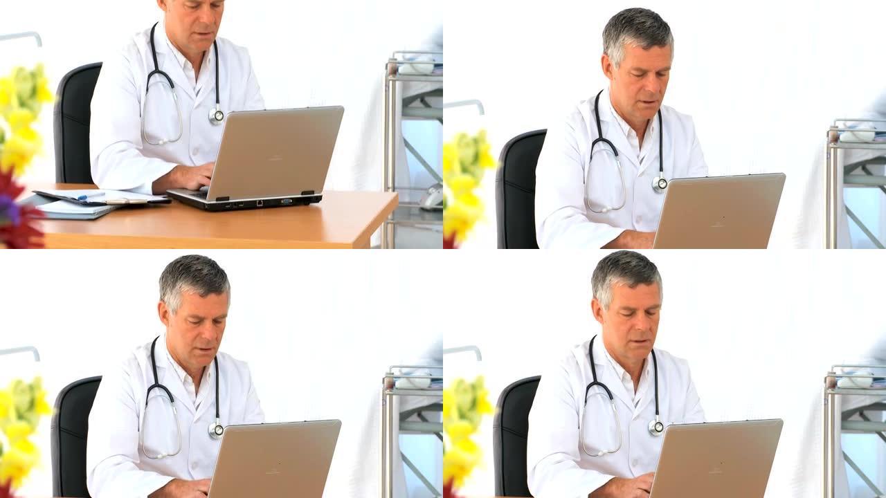 医生在他的笔记本电脑上工作