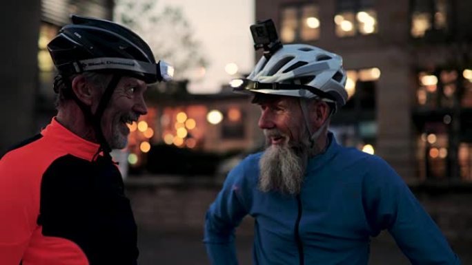 高级自行车手在晚上聊天
